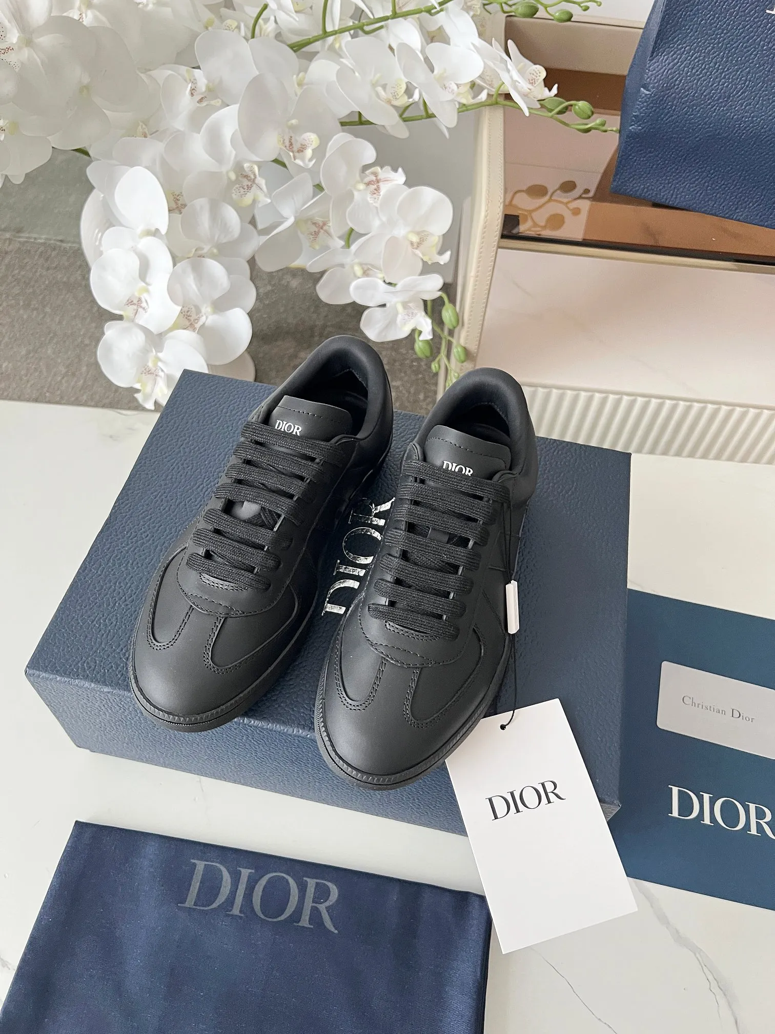 Men's Men's Shoes💰420 [New Style]🍿🍿Dior Dior Size: 38-44 (45 customized) 2025 new Dior B01 top version of moral training shoes! ! ! Made of white and brown first-layer cowhide, paired with white high-mercerized smooth suede, the upper is fully oiled and the original TPU molded outsole. New to the Fall 2025 collection, this sneaker marks the return of Dior’s classic style, reinterpreted in a stylish and elegant silhouette. Crafted from brown and white smooth first-grain cowhide, it's decorated with white high-mercerized cow suede splicing to enhance the style. Lined in tonal silk sheepskin, the shoe is finished with the Dior logo on the tongue and inner sides, and the CD icon on the heel. Paired with amber Tpu non-slip soles, it can be matched with various styles to create a sophisticated look.